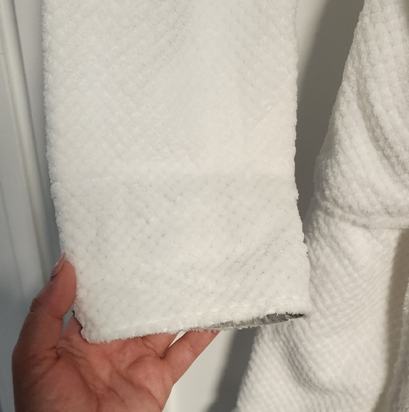 Cotton On BODY White Plush Robe - Picture 4 of 12